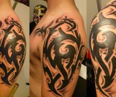 Tribal en medio brazo