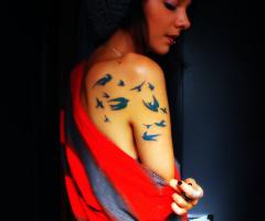 Tatuaje de golondrinas volando