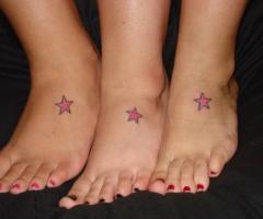 Tatuaje de estrellas entre amigas