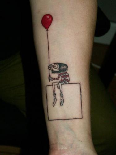 Un chico con un globo rojo