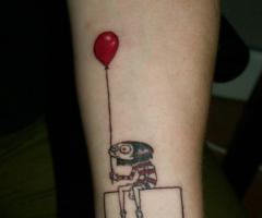 Un chico con un globo rojo