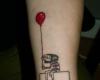 Un chico con un globo rojo