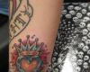 Tatuaje de corazón con corona