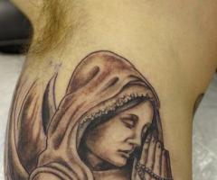 Virgen con rosario en la mano