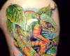 Foto de camaleon tatuado en el hombro