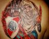 Tatuaje del escudo de River Plate y Eddie the Head