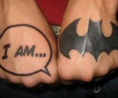 Tatuaje del logo de Batman