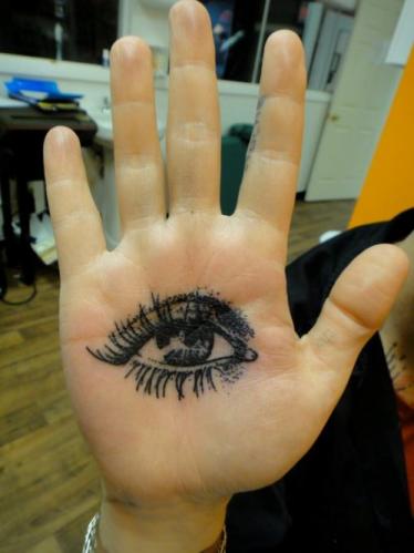 Tatuaje de ojo en la mano