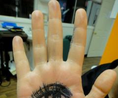 Tatuaje de ojo en la mano