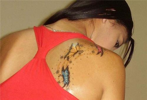 Tres borboletas tatuadas