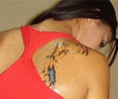 Tres borboletas tatuadas