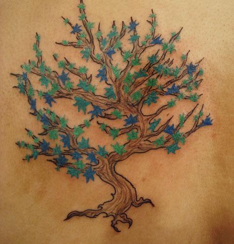 Tatuaje de arbol con hojas