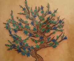 Tatuaje de arbol con hojas