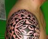 Gran tatuaje maori en el hombro