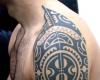 Motivo maori en hombro y brazo