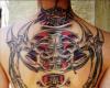 Tatuaje de espalda biomecanica