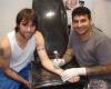 Fernando Cavenghi haciendose un tatuaje