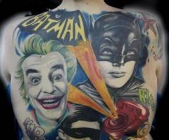 Tatuaje en la espalda de Batman, robin y el guason