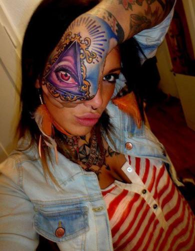 Tatouage des yeux et des pyramides