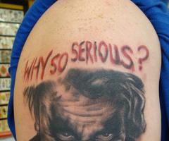 Tatuaje de Joker en el hombro