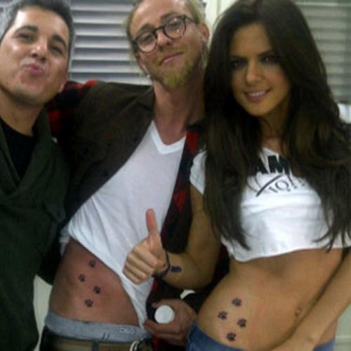 Tatuaje de huellas de perro de Guti y Romina Belluscio