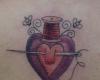 Tatuaje de corazón con aguja de cocer