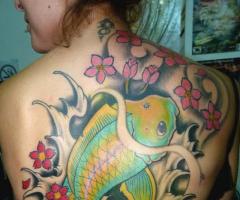 Pez Koi entre el mar y flores de loto