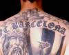 Un culé con un barco vikingo tatuado