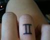 Tatuaje de geminis en el dedo