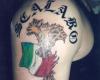 Tatuaggio della bandiera italiana e il paese