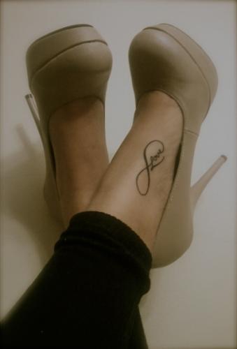Palabra Love en el pie