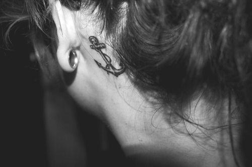Tatuaje de ancla detras de la oreja