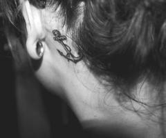 Tatuaje de ancla detras de la oreja