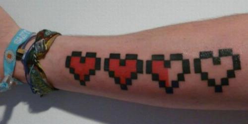 Vidas de videojuego en corazones pixelados