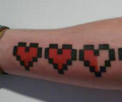 Vidas de videojuego en corazones pixelados