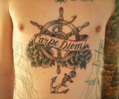 Carpe Diem con timón, ancla y rosas