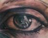 Ojo reflejando un arma
