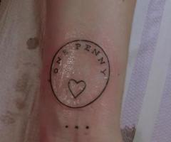 Tatuaje de Adele en la muñeca