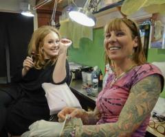 Adele haciendose un tatuaje