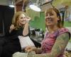 Adele haciendose un tatuaje