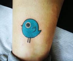 Tatuaje de pajarito celeste