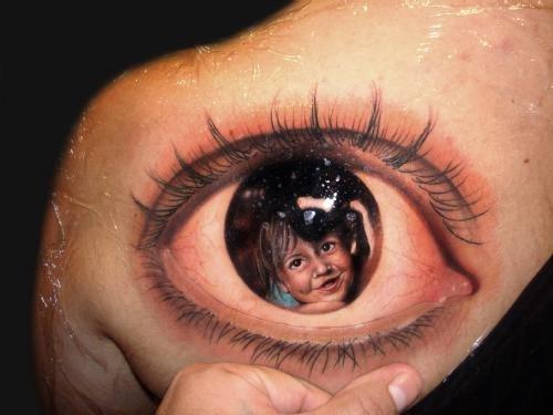 Tatuaje de ojo con reflejo de niño