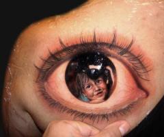 Tatuaje de ojo con reflejo de niño