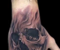 Calavera saliendo de la mano