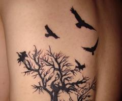 Tatuaje de arbol tenebroso con pajaros