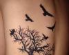 Tatuaje de arbol tenebroso con pajaros