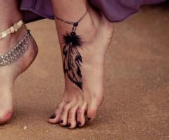 Bracelet with feather en foot