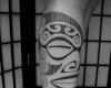 Rostro maori en la pierna