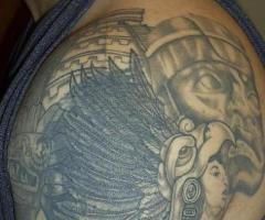 Tatuaje Azteca en el hombro