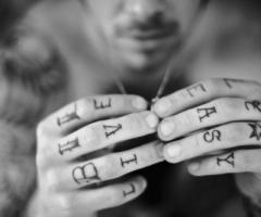 Manos y dedos tatuados